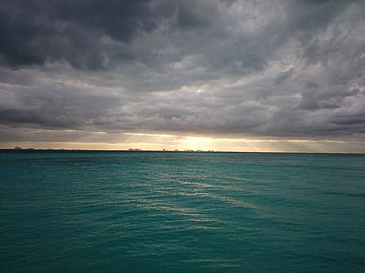 ocean under cloudy sky thumbnail