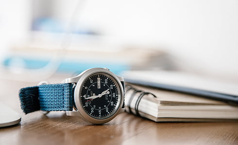 analog watch pointing at 11:29 thumbnail
