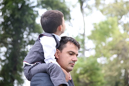 boy on man's shoulder thumbnail