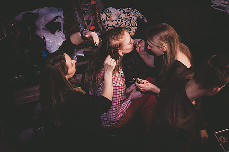 woman putting on make on a girl thumbnail