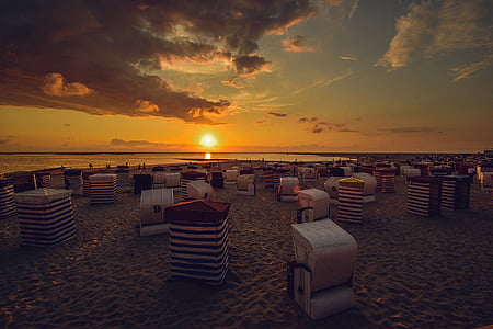 buildings in golden hour photography thumbnail