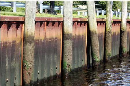A metal bulkhead at low tide showing water levels. thumbnail