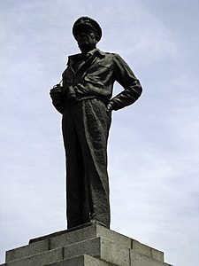 The statue of MacArthur at Jayu Park in Incheon, South Korea thumbnail