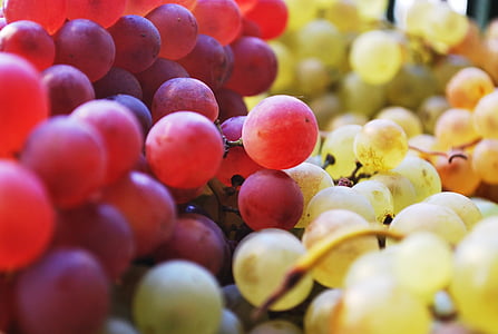 pile of red and white grapes thumbnail