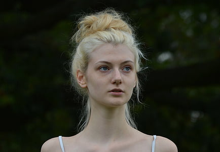 women's blonde hair thumbnail