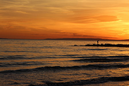body of water over the horizon thumbnail