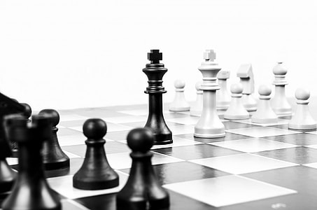 shallow focus photography of white and black King chess pieces thumbnail