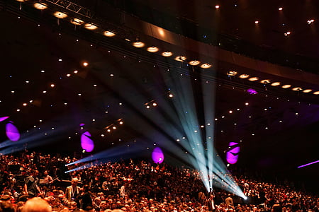 people on seats thumbnail