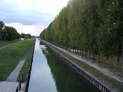 The banks of the Canal de l'Ourcq in Aulnay-Sous-Bois, France thumbnail