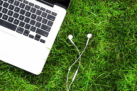 MacBook Pro and Earpods thumbnail