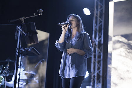 woman singing on stage thumbnail