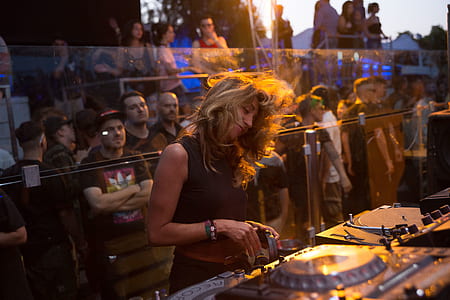 lady DJ dancing thumbnail