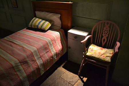 well-arranged room with light thumbnail