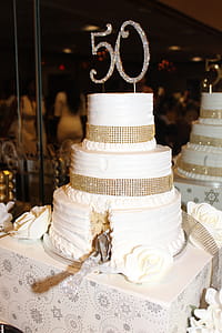 White Icing 3-tier Cake on Box thumbnail