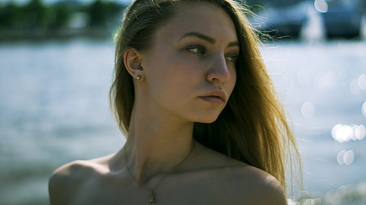 Girl with Gold Pendant thumbnail