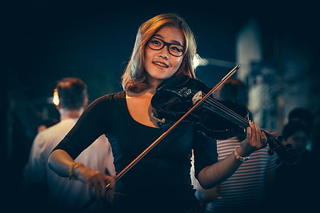 woman playing violin thumbnail