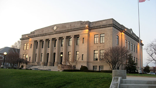 Daviess County courthouse in Washington, Indiana thumbnail