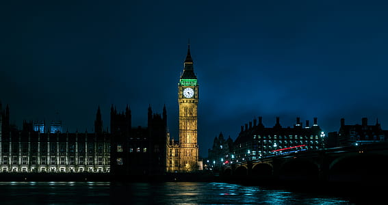 Big Ben in London during nighttime thumbnail