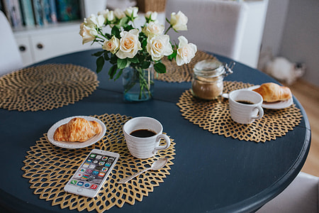 Round breakfast table with white flowers and golden coffee mats thumbnail