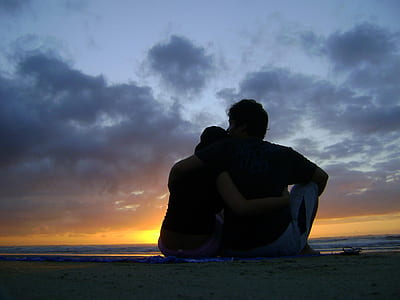 silhoutte of man and woman during the horizon thumbnail