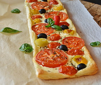 photo of pizza with tomatoes thumbnail