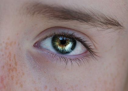 person showing green iris thumbnail