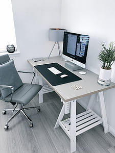 silver iMac and apple keyboard thumbnail