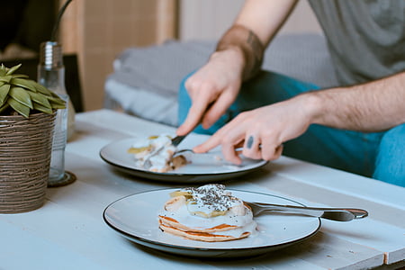 person about to slice food in plate thumbnail