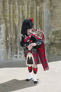 royal guard playing bagpipe thumbnail