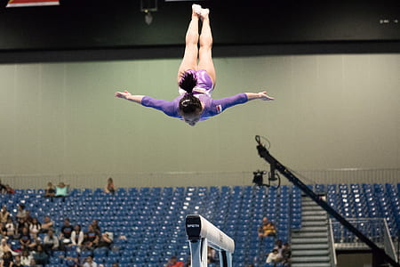 woman doing stunt in the middle on the air thumbnail