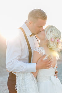 man and woman kissing thumbnail