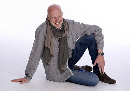 men's gray sweatshirt and brown scarf thumbnail
