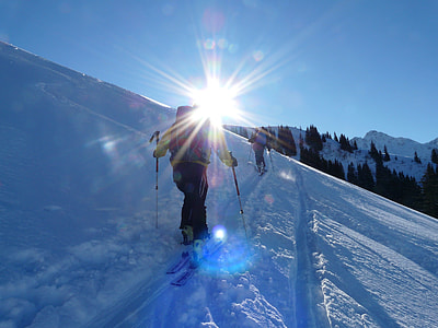 two people skiing thumbnail