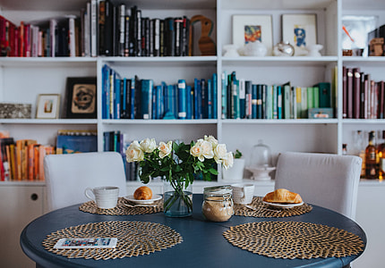 Round breakfast table with white flowers and golden coffee mats thumbnail