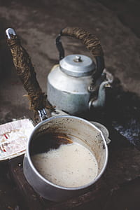shallow focus photography of sauce pan thumbnail