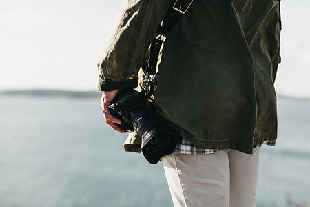 person holding DSLR cmaera thumbnail