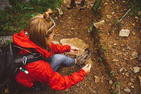 woman tying her shoelace thumbnail