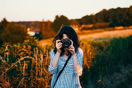 woman's taking pictures thumbnail