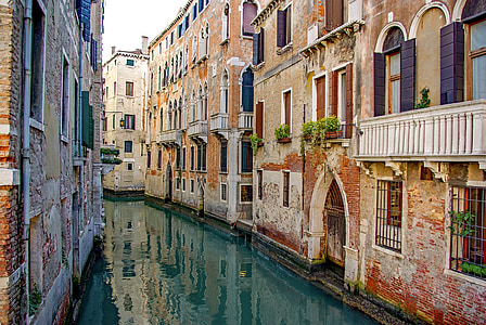 canal in between buildings thumbnail