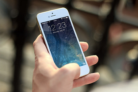 person holding gold iPhone 5s thumbnail
