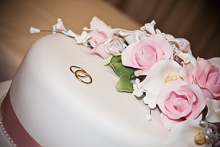 white fondant cake thumbnail