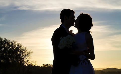 silhouette of man and woman kissing thumbnail