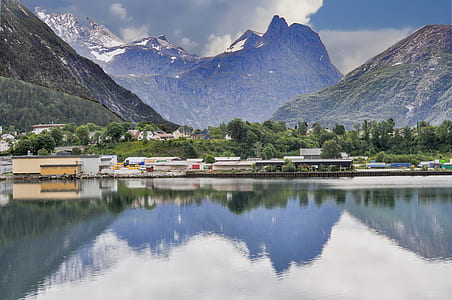 Landscape Photography of Mountain thumbnail