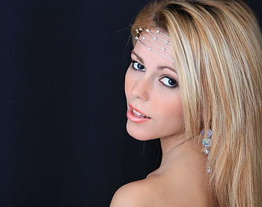 woman with blonde hair wearing silver-colored accessories thumbnail