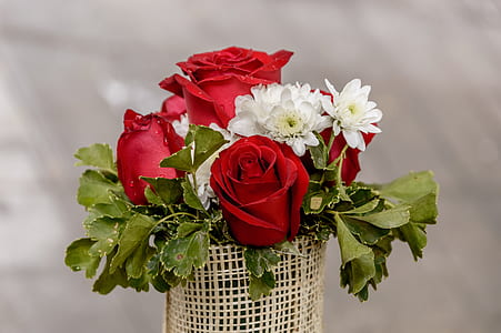 red rose flowers and white chrysanthemum flowers bouquet thumbnail