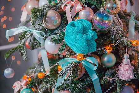 christmas tree with decor attach thumbnail