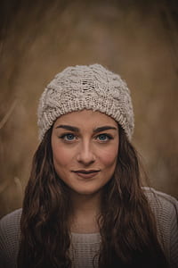 woman wearing gray knitted cap selective focus photography thumbnail