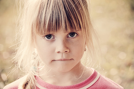 shallow focus photography of girl thumbnail