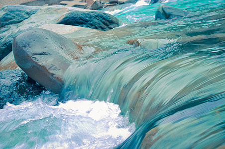 water flowing on rocks thumbnail