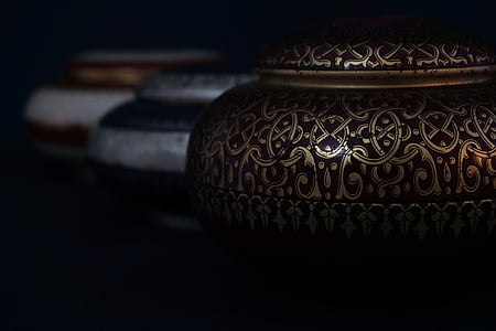 photo of brown urn thumbnail